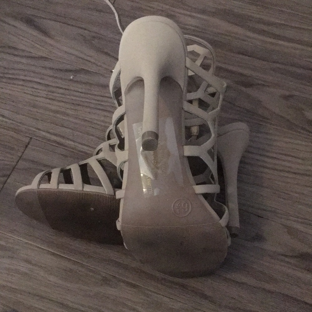 Mossimo Kylea Taupe Heels - Picture 3 of 4